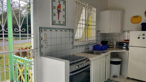 ห้องครัว, Villa Victoria Tobago in แบล็กร็อค