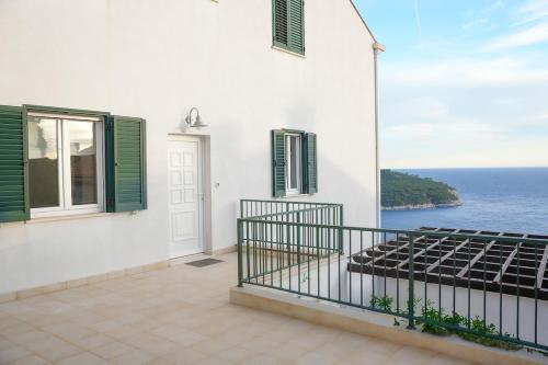 Vekarini Apartment Two-Bedroom with a View