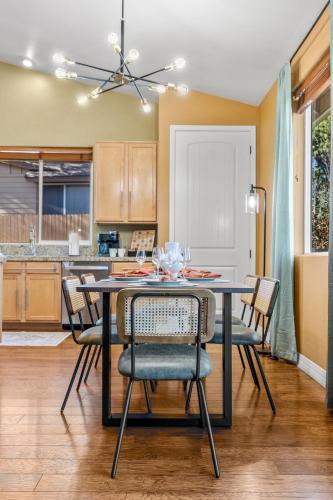 Konyha, Cozy 4BR Near Ski Resort - Firepit & Pool Table near Arborétum