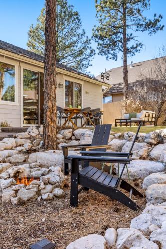 Cozy 4BR Near Ski Resort - Firepit & Pool Table near Arborétum