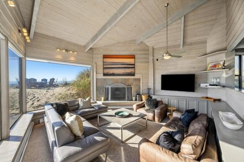 Shared lounge/TV area, Oceanfront Retreat on Pajaro Dunes Beach in Pajaro Dunes
