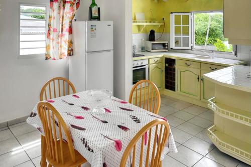 Instalações, Appartement convivial au Moule avec jardin clôturé (Appartement convivial au Moule avec jardin cloture) in Le Moule