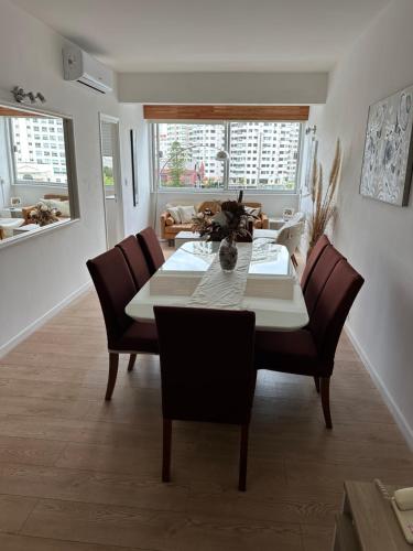 Enfrente al mar Servicio de playa Limpieza diaria Estacionamiento Sábanas y toallas Gimnasio Recepción 24 hs A pasos del puerto y Gorlero