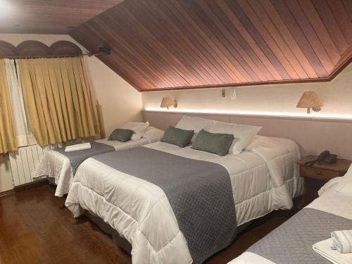 Standard Quadruple Room image 9