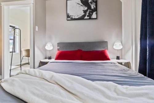 Oceanfront Retreat Behind Ice Cream Shop