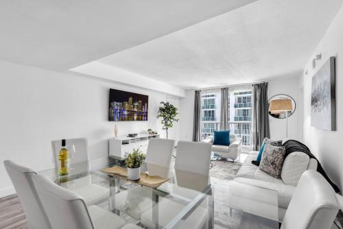 Skyline Water View 2BR Apartment free parking