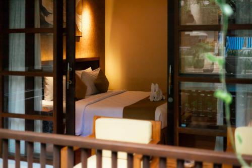 Premier Double or Twin Room - Poolside image 2