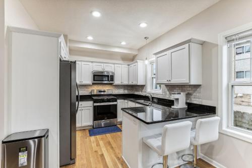 Newly Renovated 5BD 4BA Home near Downtown - image 2