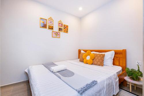 Three-Bedroom Apartment with Balcony image 10