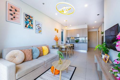 Three-Bedroom Apartment with Balcony image 1