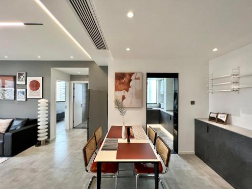 Eastern Hub - Bund Branch Simply Luxurious 4 King Beds, Big French Windows with Bund Views, Shanghai (Foto 6)
