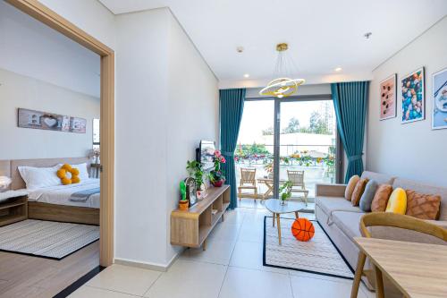 Three-Bedroom Apartment with Balcony image 2