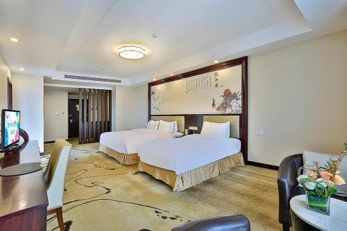 1 king bed, 1 twin bed