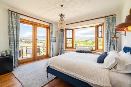 Luxury Wanaka villa, hot tub & mountain views in Luggate