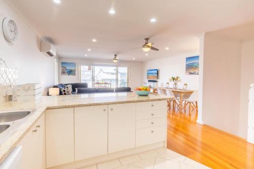 Cozinha, 8 Ocean Avenue - Ocean Escape, Wi-Fi, views and Aircon in Anna Bay