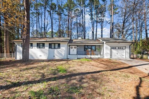 Perfect cute home in Garner with firepit & king bed