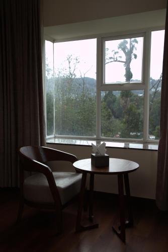 Deluxe Queen Room image 6