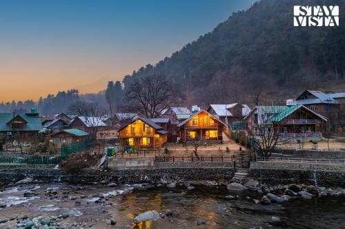 StayVista at Amanat Riverfront Cottage with BBQ, WiFi, Pahalgām