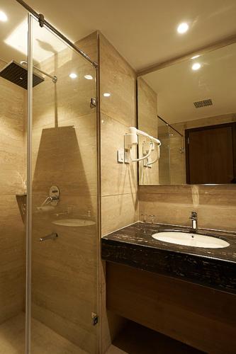 Deluxe Queen Room image 1