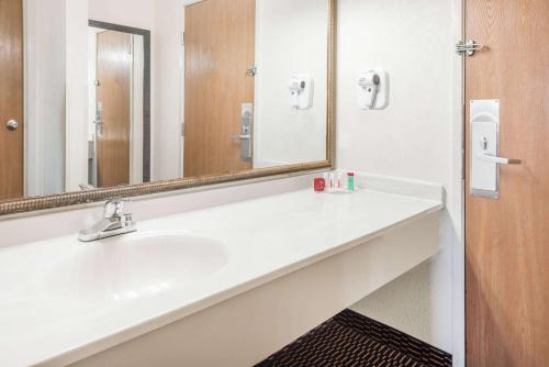Ramada by Wyndham Columbia - image 14