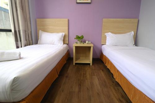 Deluxe Twin Room image 1