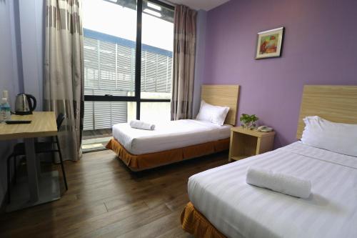 Deluxe Twin Room image 2