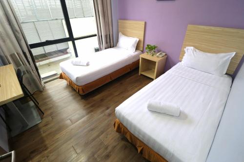 Deluxe Twin Room image 3