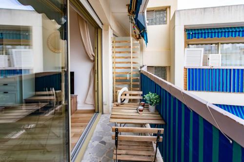 A1 - Studio Antibes Centre 5 min to Sea - AC & Balcony in Antibes City Center