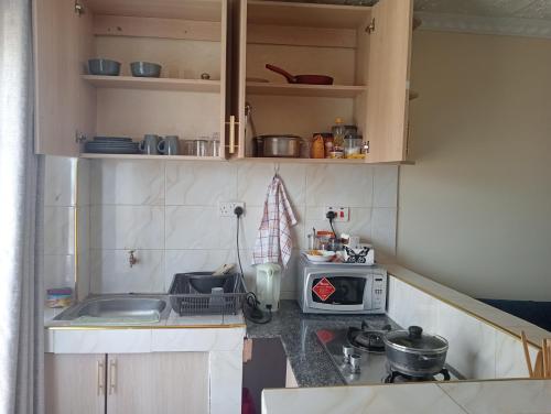 Cocina, Cozy 1BR Apartment along Eldoret-Kisumu road close to Eldoret Polytechnic and Elgon View Hospital in Eldoret