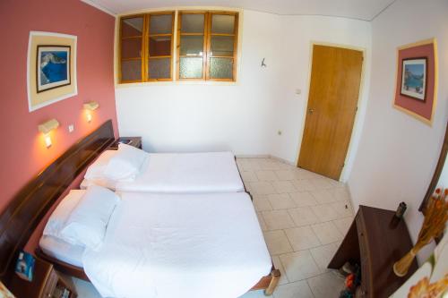 Triple Room with Balcony image 10