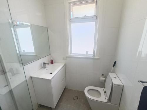 Spacious Room in Quiet and Cozy Home - E1