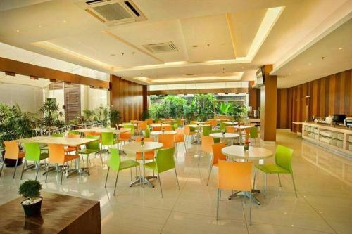 Restaurant, V Hotel Tebet in Tebet