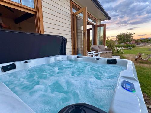 Luxury Wanaka villa, hot tub & mountain views in Luggate