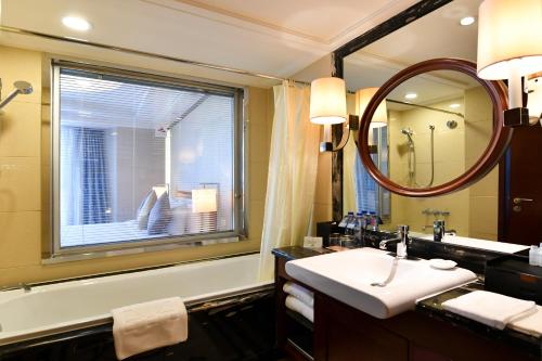 Deluxe King Room image 6