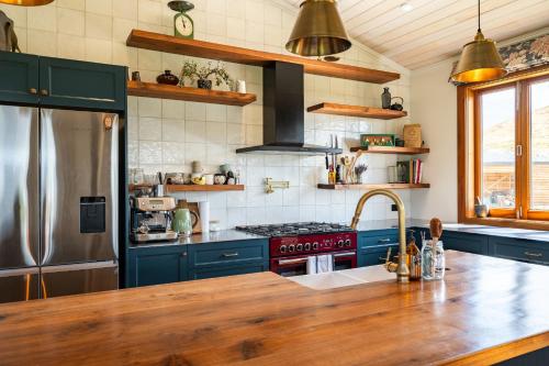 Konyha, Luxury Wanaka villa, hot tub & mountain views in Luggate