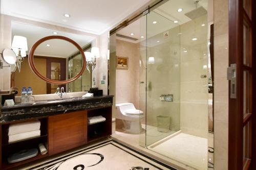 Executive Suite image 5