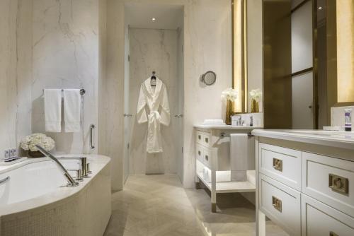 Deluxe King Room image 2