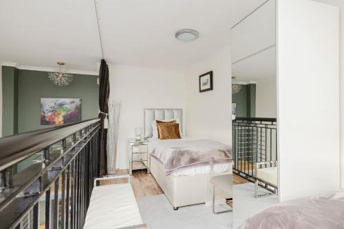 JOIVY Cool Space Old Town 3Bed Apt with Balcony and Parking - Tap to explore photos