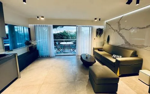 Beautiful Cannes Beachfront Apartment 4 pers photo 2