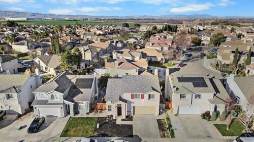 4 bedroom Home in Tracy 2 Minutes to Highway in แทรซี (CA)