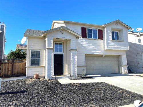 4 bedroom Home in Tracy 2 Minutes to Highway in แทรซี (CA)