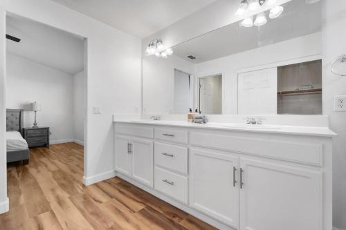 4 bedroom Home in Tracy 2 Minutes to Highway 4 bedroom Home in Tracy 2 Minutes to Highway