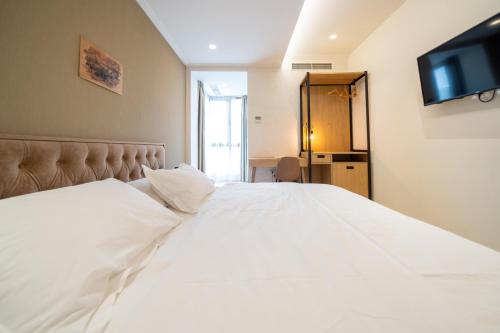 Deluxe Double or Twin Room image 2