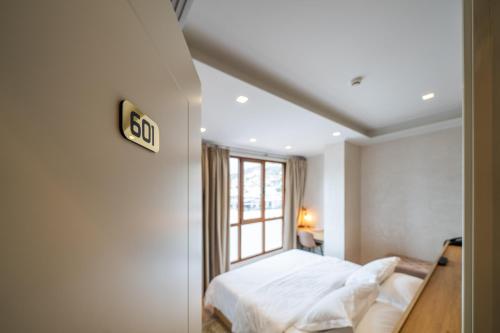 Deluxe Double or Twin Room with City View image 2