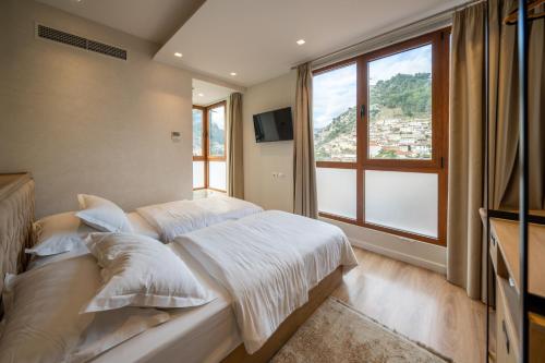 Deluxe Double or Twin Room with City View image 3