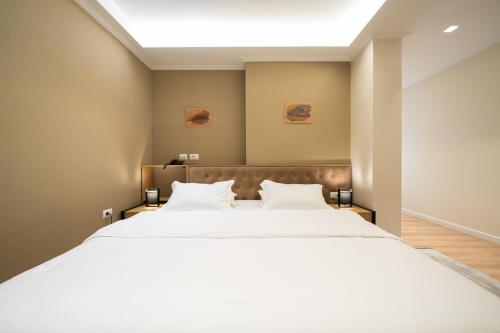 Deluxe Triple Room image 6