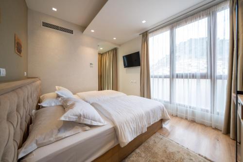 Deluxe Double or Twin Room with City View image 4