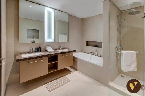 Vogue Vacation Homes, Downtown Boulevard Heights near Dubai Mall and Burj Khalifa, Two Bedroom Apartment with balcony and Access to all Amenities, Дубай (фото 8)