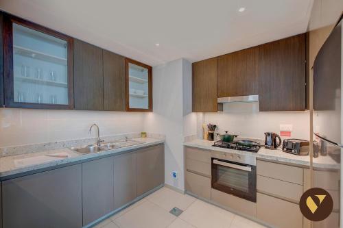 Vogue Vacation Homes, Downtown Boulevard Heights near Dubai Mall and Burj Khalifa, Two Bedroom Apartment with balcony and Access to all Amenities, Дубай (фото 9)