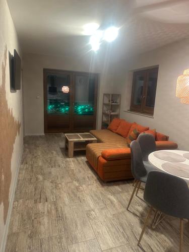 2 bedrooms, 5 beds